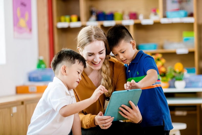 Bé mấy tuổi học tiếng Anh